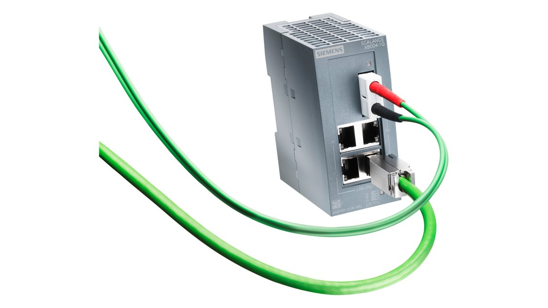 Image of a SCALANCE XB004-1 switch with electrical and optical cabling