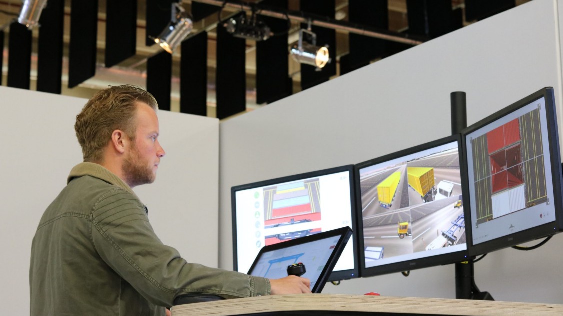 Operator creating a digital twin for in-depth simulation