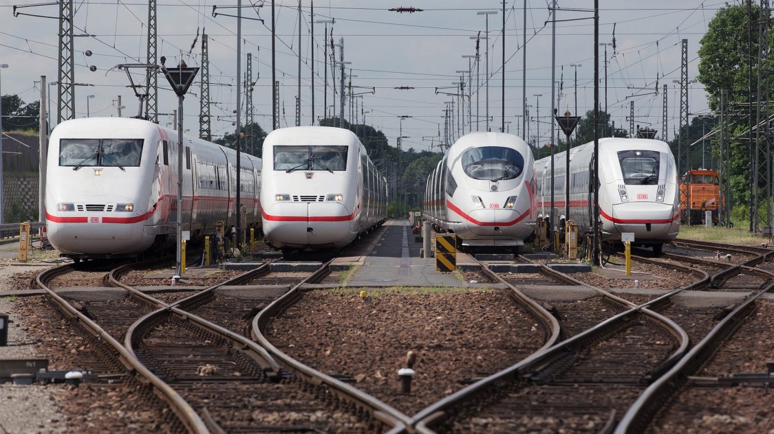 Четыре поколения поездов семейства ICE (слева направо): от первого до четвертого, 2016 год