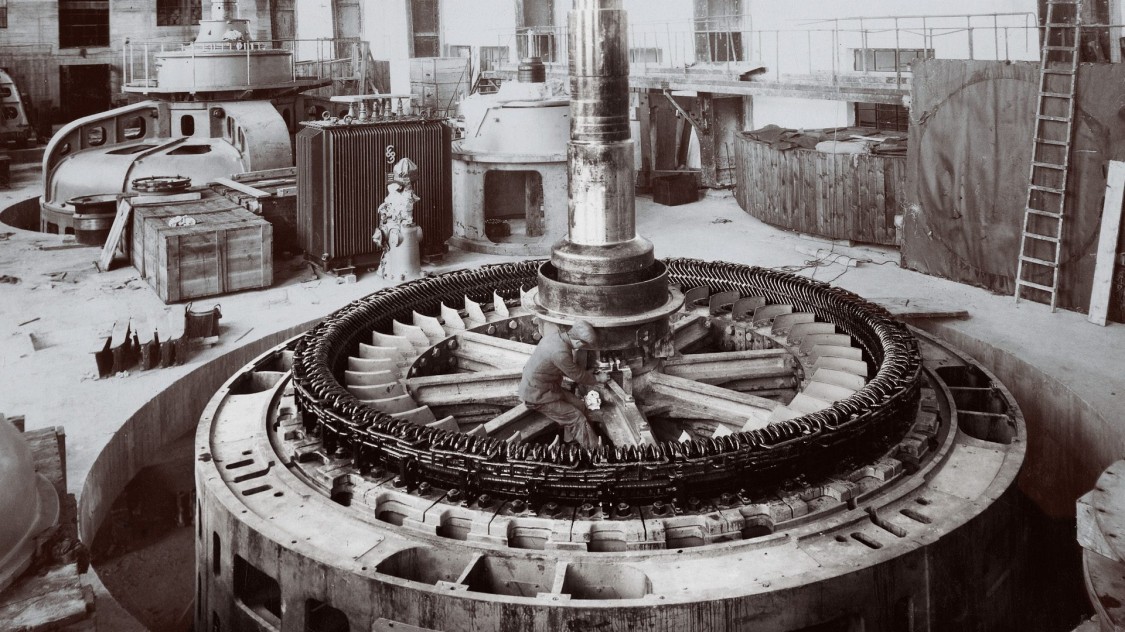 Установка ротора генератора на гидроэлектростанции «Арднакруша» на реке Шеннон, 1929 год