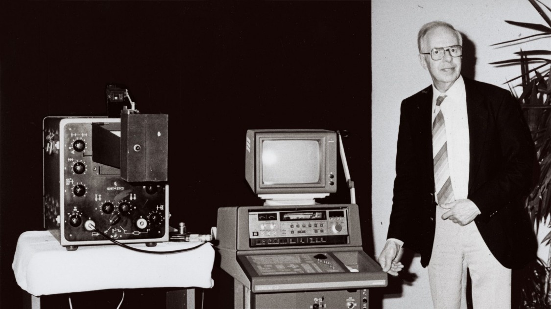 Карл Гельмут Герц с рефлектоскопом 1953 года (слева) и аппаратом «Сонолайн» (Sonoline) (справа), 1985 год 